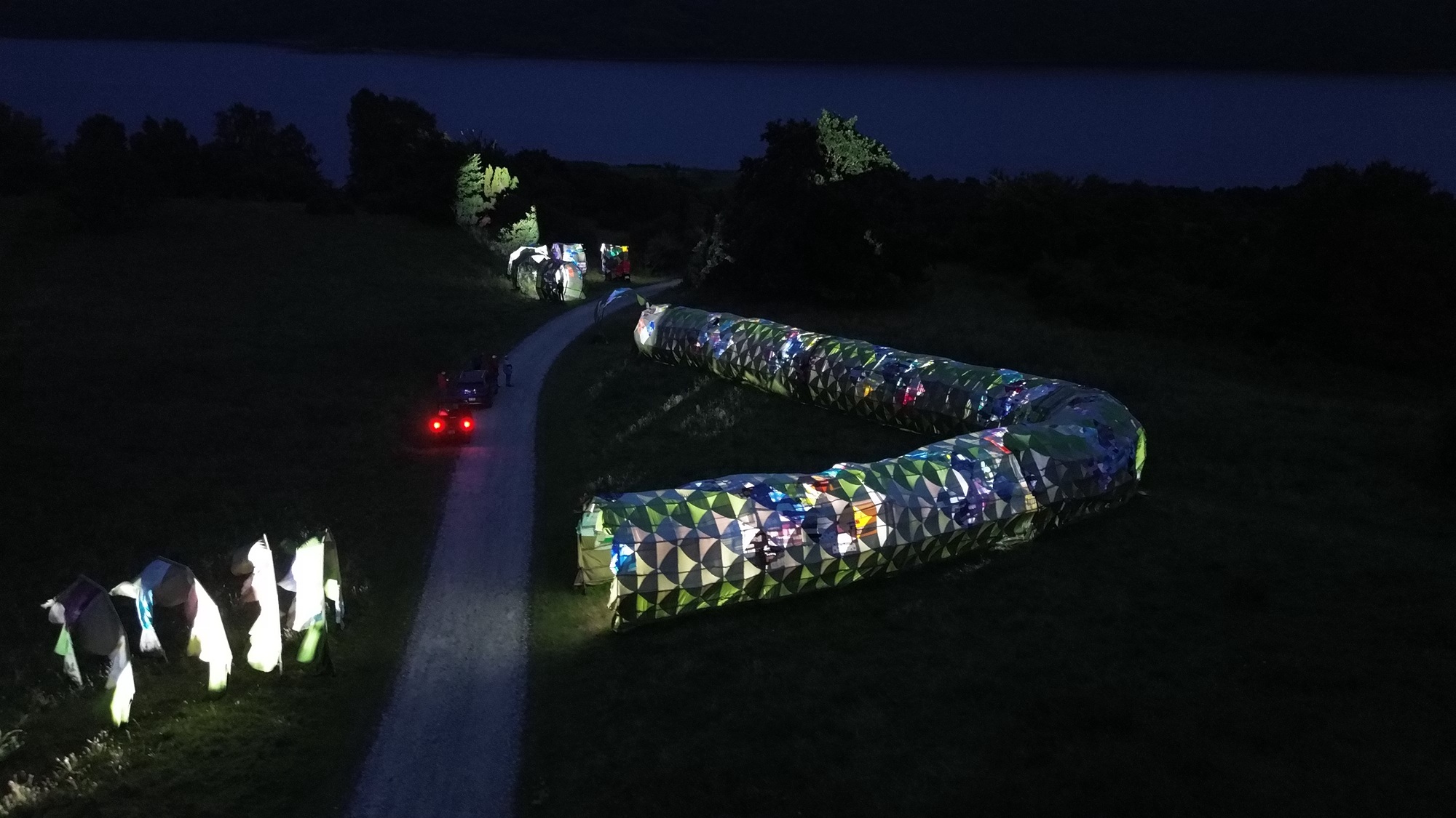 Midgårdsormens ham i Bramslev Bakker oplyst