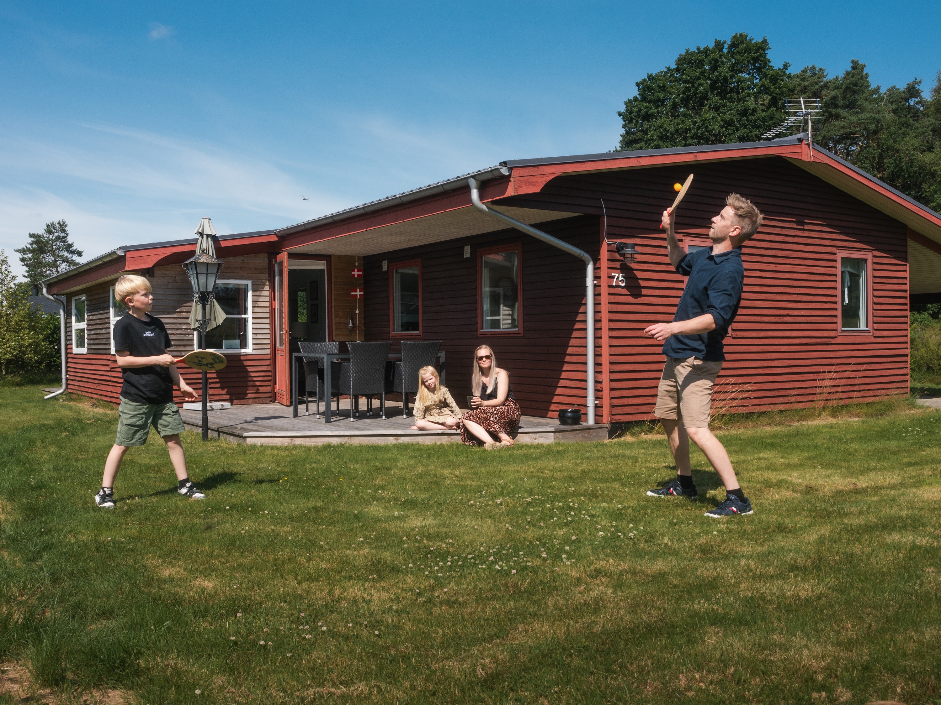 Familie ved feriehus